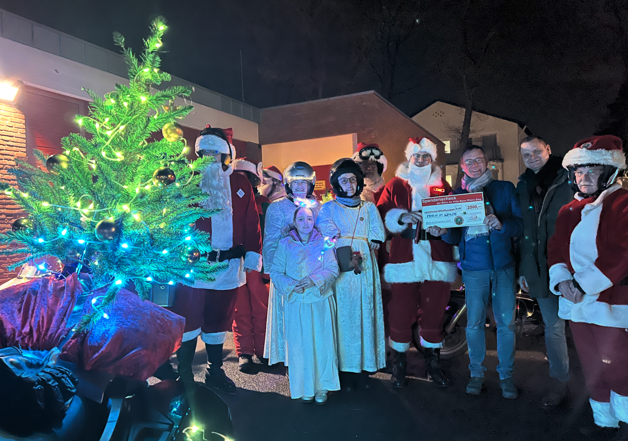 Weihnachtsmann-Karawane